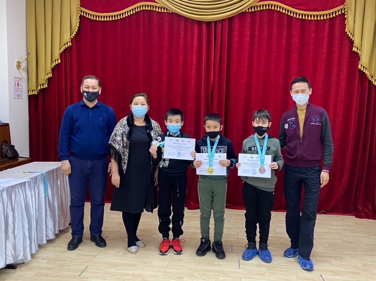 М.Мақатаевтың 90 жылдық мерейтойына орай Алматы қаласы мектеп оқушылар арасындағы 7 оқушылар үйінің ашық турнирінде 7-8 сыныптар арасында Алматы қалас