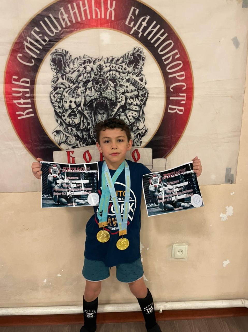 Награждается ученик 1 "В" класса Мамедов Икрам общеобразовательной школы №84 занявший І место в соревнованиях по смешанным  единоборствам.