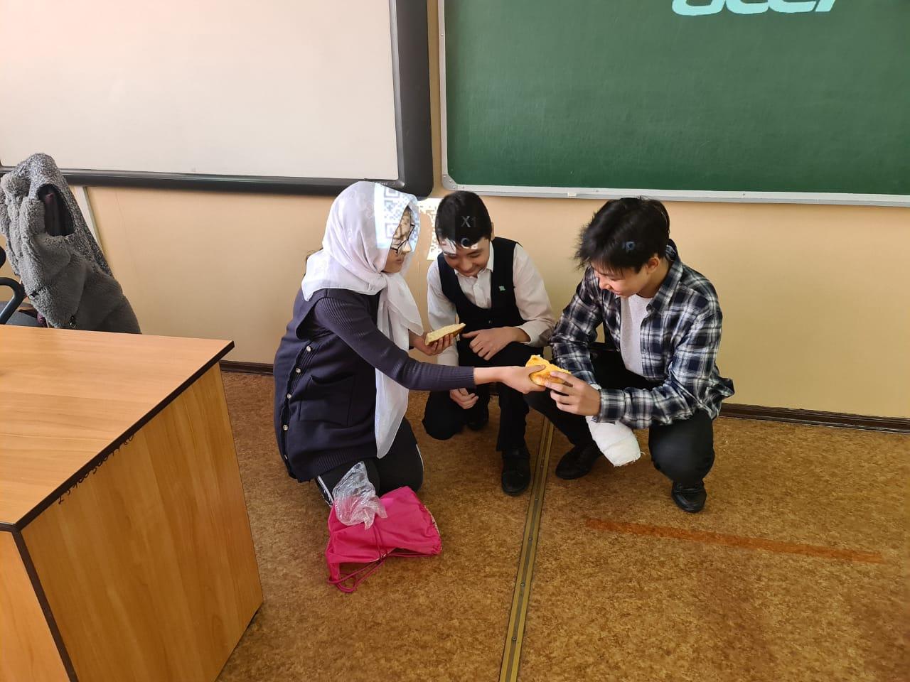 Алматы қаласы Түрксіб ауданы #84 жалпы білім беретін мектебінің 7 "б" сыныбында Қасым Қайсеновтің "Жау тылындағы бала" повесі негізінде қойылым сабақ