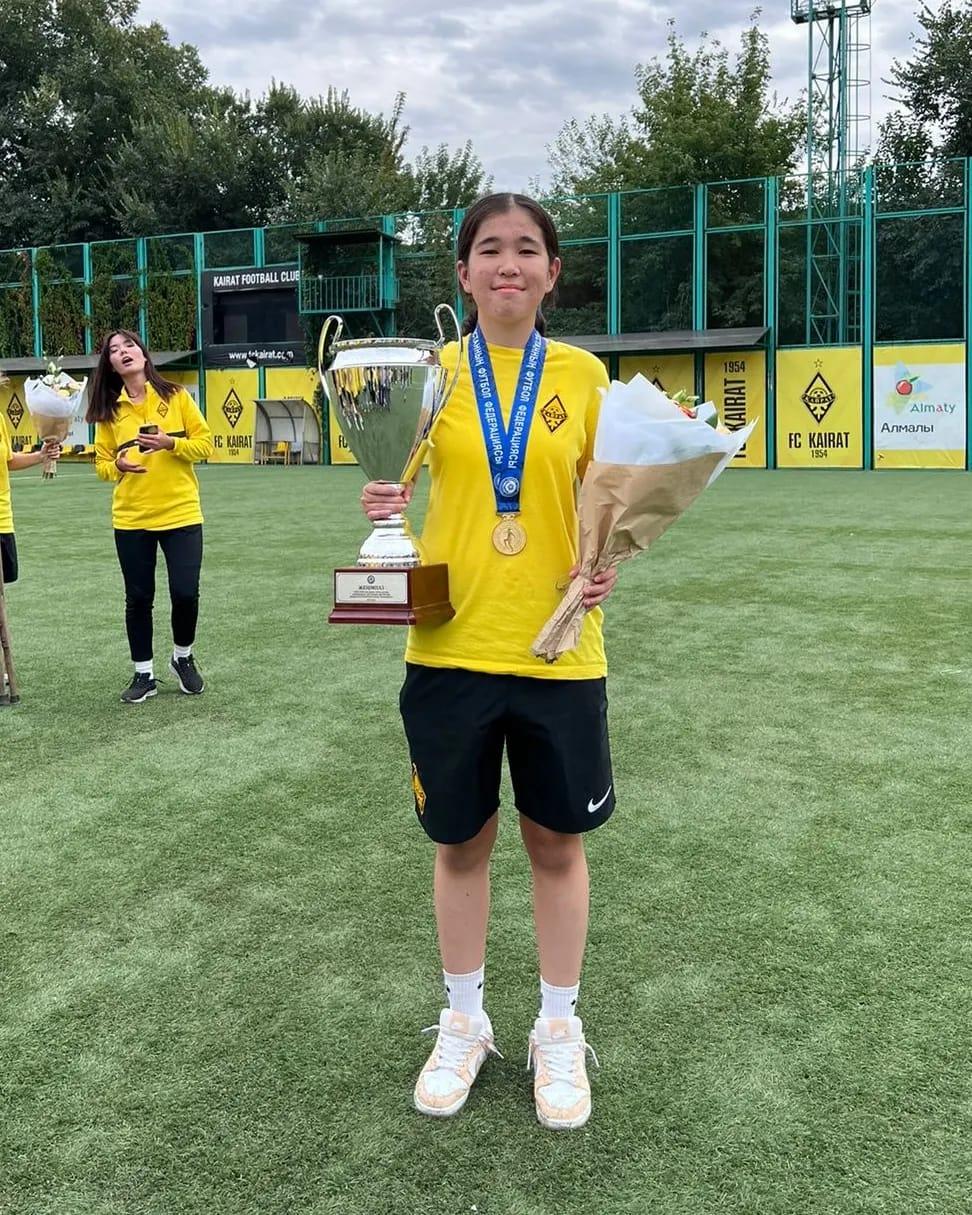 "Қайрат" футбол клубының 2005/2006 командасының құрамында өнер көрсететін мектебіміздің 9 "В" сынып оқушысы Таласбаева Жанель командасымен бірге Қазақ