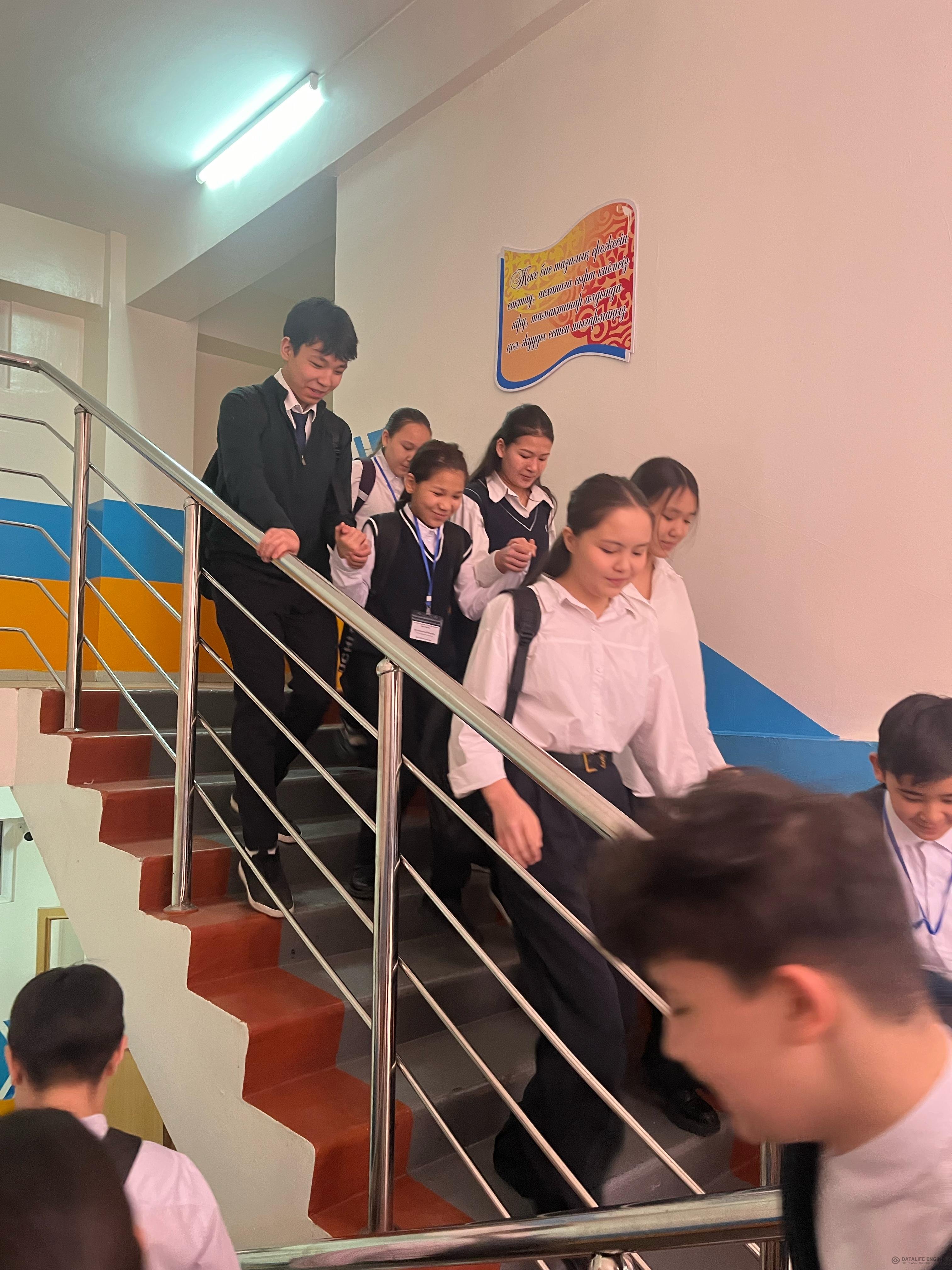 Алматы қаласы Түрксіб ауданы №84 ЖББМ "1 Наурыз дүниежүзілік азаматтық қорғаныс күніне" орай жер сілкінісі кезіндегі эвакуациялану тақырыбында түсінді