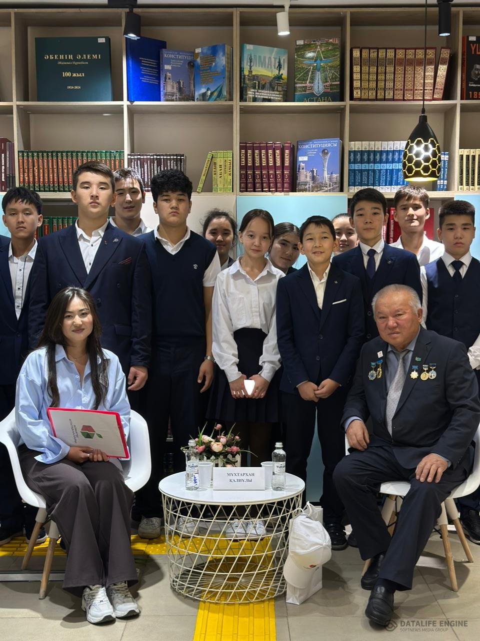 Алматы қаласы Түрксіб ауданы №84 ЖББМ 1 қазан қарттар күніне орай №15 кітапхана бөлімшесімен бірігіп ақын, Қазақстан жазушылар одағының мүшесі "Алаш"