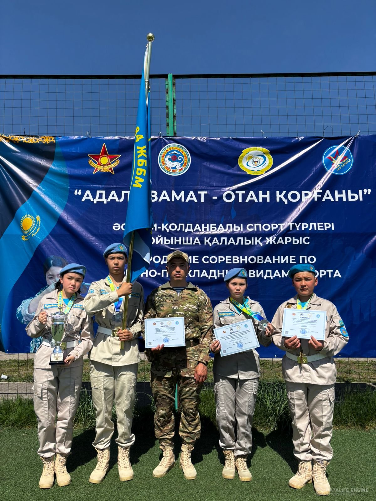 Алматы қаласы Түрксіб ауданы №84 ЖББМ оқушылары "Жас сарбаз" әскери-патриоттық клубының мүшелері қалалық 7 мамыр - Отан қорғаушылар күніне орай "Ту ұс